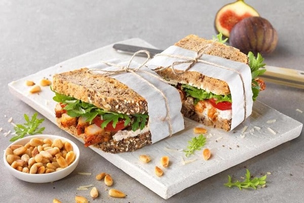 Kerniges Brot-Sandwich mit würzigen Minutensteaks und Feigen-Kräuter-Soße