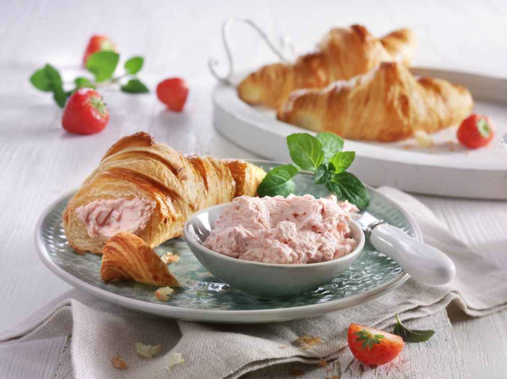 Original französische Buttercroissants mit süßer Erdbeerbutter