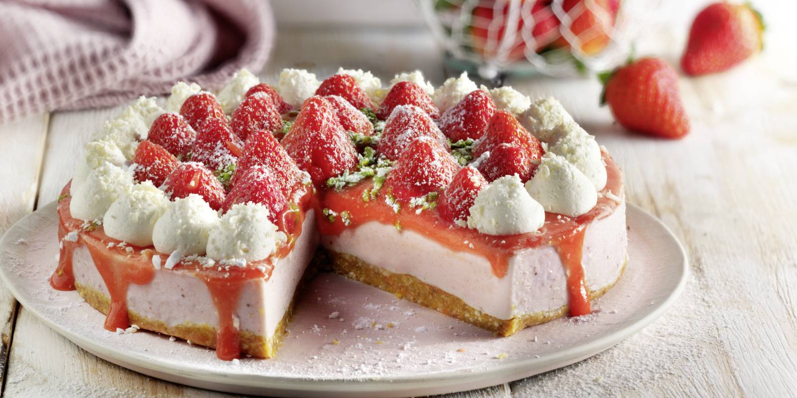 Erdbeer-Quark-Torte mit Nussboden