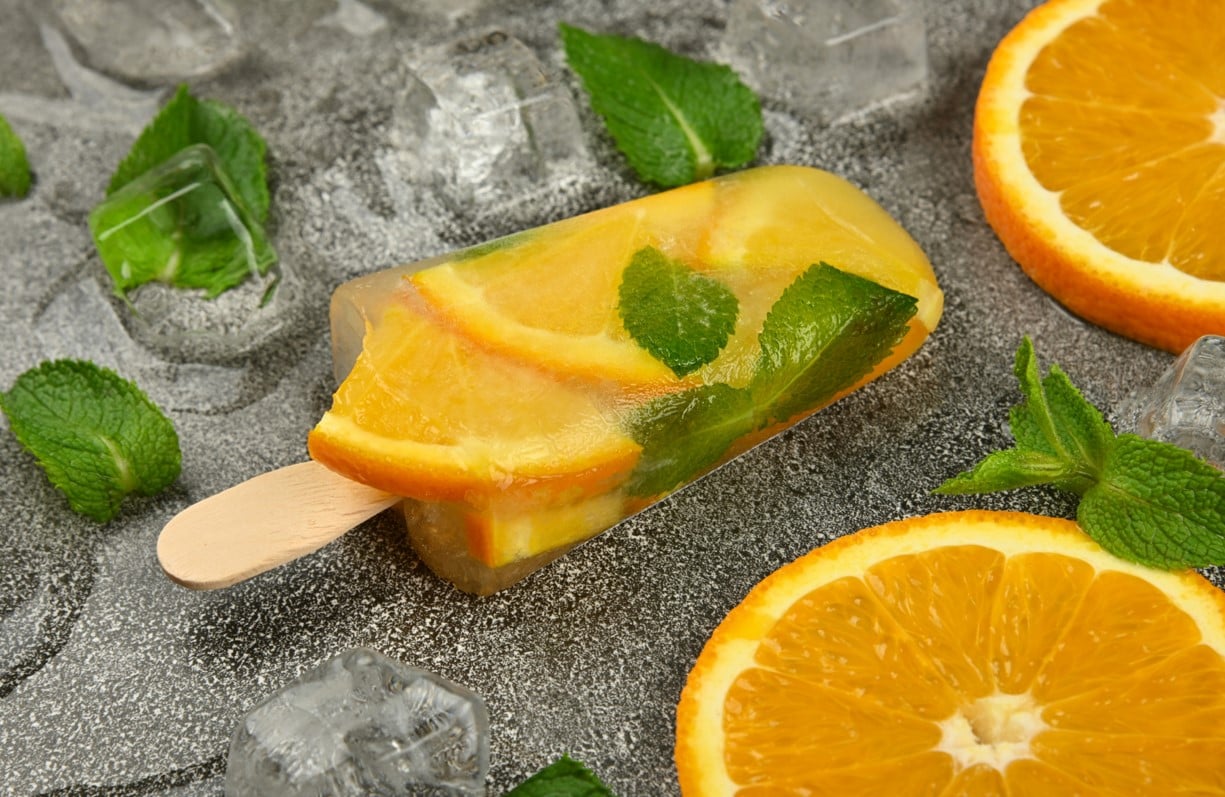 Eis mit gefrorenen Orangen und Minze