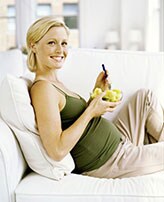 Ernährung in der Schwangerschaft - Schwangere Frau beim Essen