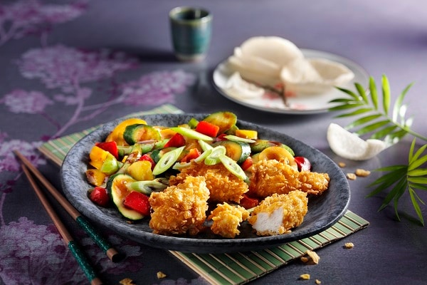 Knusprige Hähnchen-Brustfilet-Nuggets mit asiatischem Wok-Gemüse