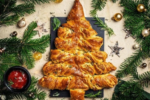 Herzhafter Croissant-Weihnachtsbaum