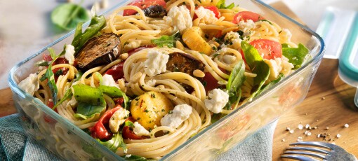 Mediterraner Spaghetti-Salat mit Feta und gerösteten Pinienkernen
