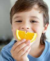 Kinderernährung - Kind mit Zitrone