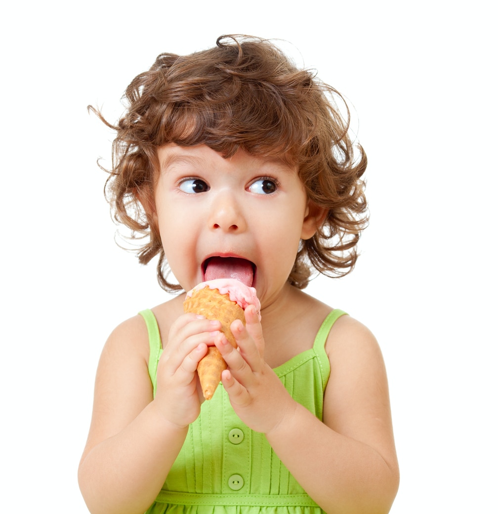 Mädchen mit Locken isst Eis