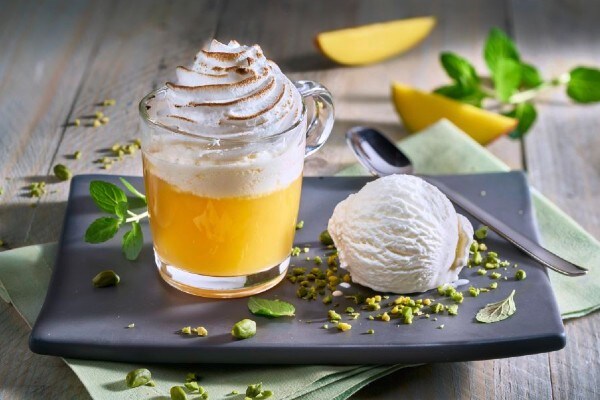 Mango-Vanille-Punsch mit Baiser-Haube
