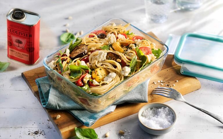 Meal Prep: Mediterraner Spaghetti-Salat mit Feta und gerösteten Pinienkernen