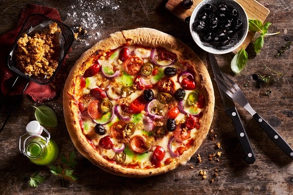 Pizza Diavolo mit Petersilienöl, Zwiebelcrunch und karamellisierten Oliven