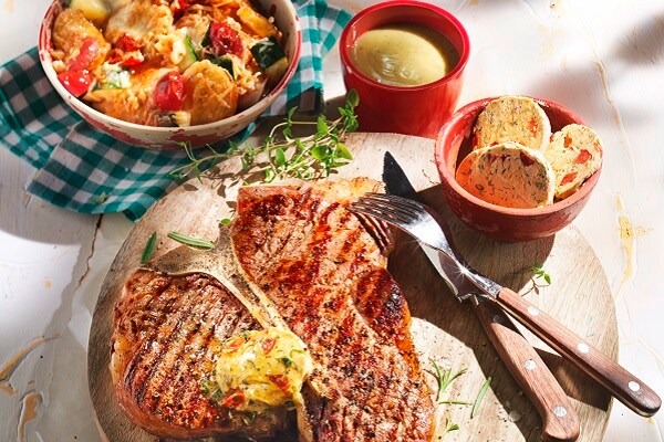 T-Bone-Steaks mit Kräuterbutter und Grillgemüse