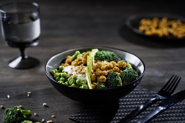 Vegane Green Bowl mit knusprigen Curry-Kichererbsen