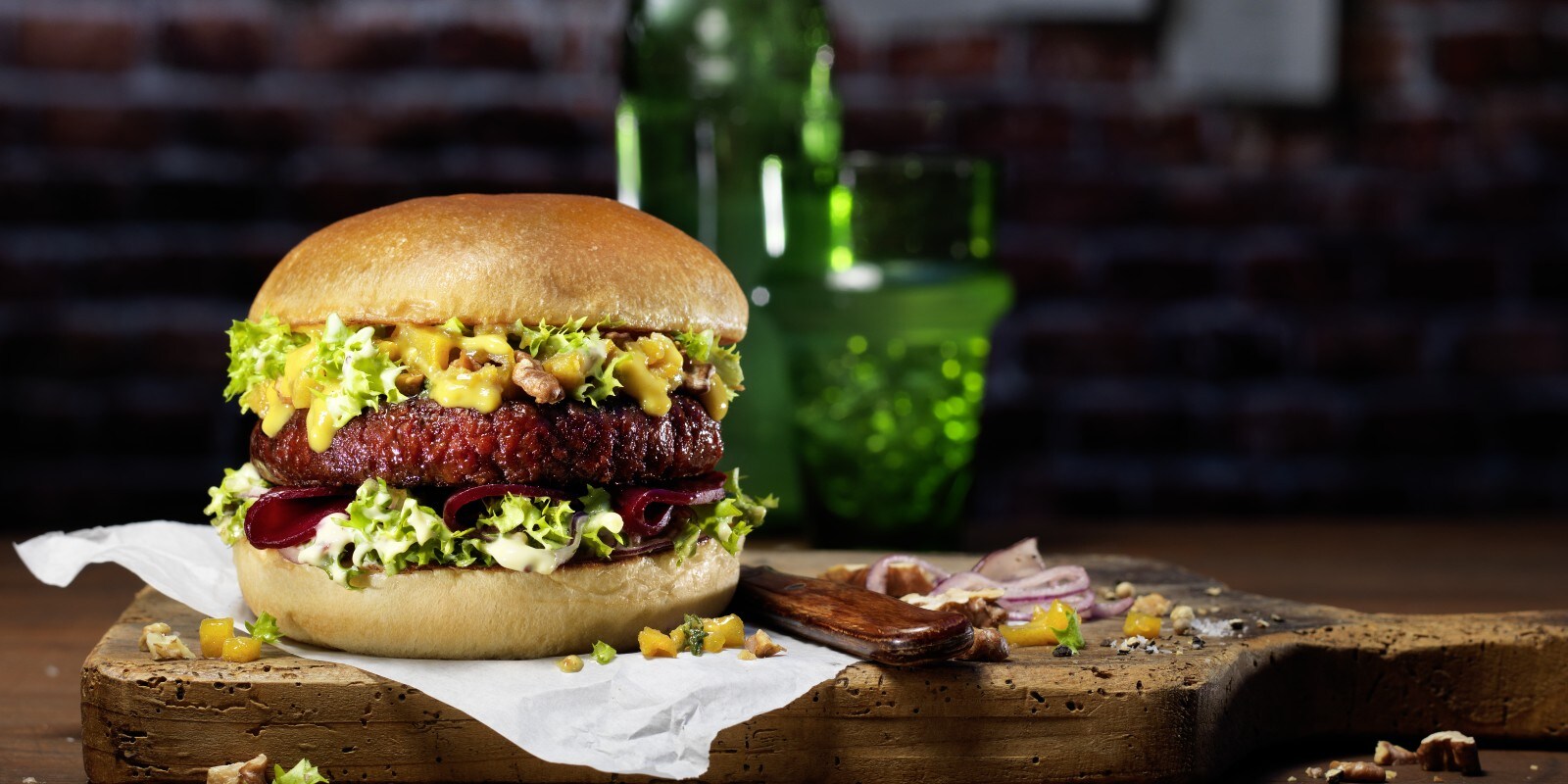 Veganer Burger mit Rote Beete und Walnusscreme