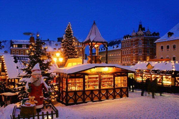 Weihnachtsmarkt im Dunkeln mit Schnee