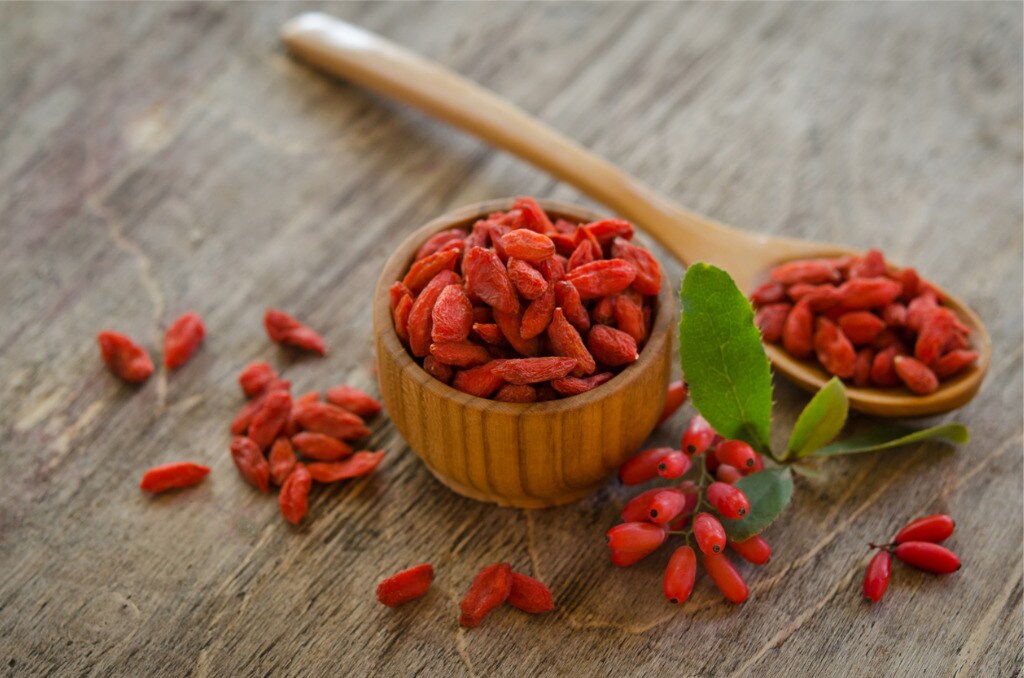 barberries-and-goji-berries-on-wooden-background-picture-id583969854.jpg