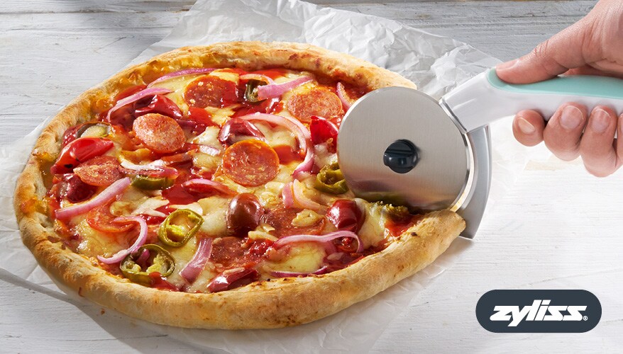 Leichtes, einfaches Schneiden von Aufläufen und Pizzen mit dem innovativen Pizzaschneider