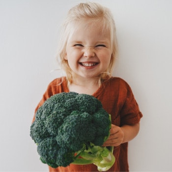 Mädchen mit Broccoli