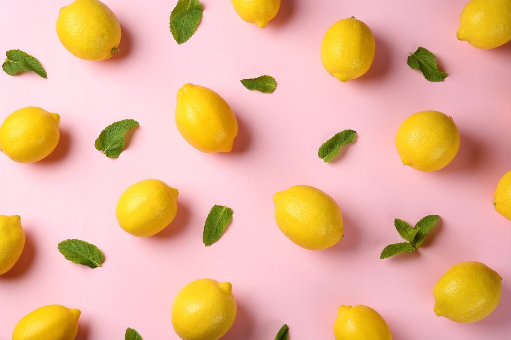 flat-lay-composition-with-fresh-ripe-lemons-and-mint-leaves-on-color-picture-id1126653477.jpg
