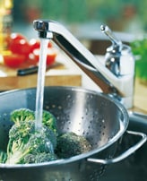 Gesunde Ernährung - Broccoli waschen