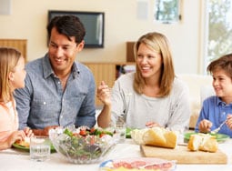 Gesunde Ernährung - Familie beim Essen