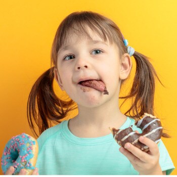Mädchen ist Donut und Schokolade