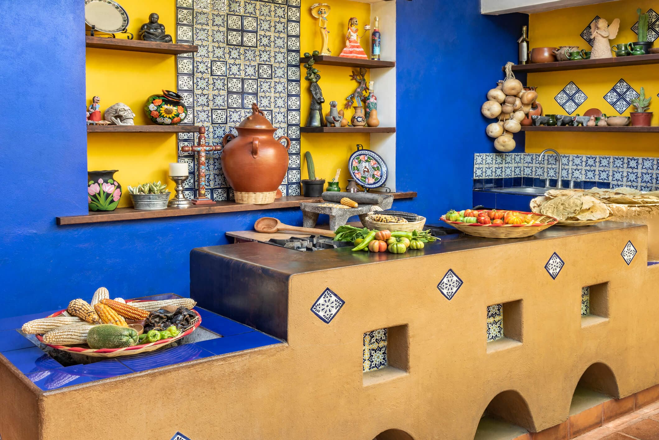 Mexikanische Helle Küche mit Geschirr