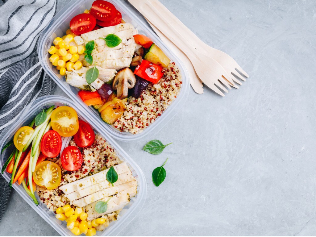 meal-prep-l-containers-with-quinoa-grilled-and-fresh-vegetables-and-picture-id1131344460.jpg